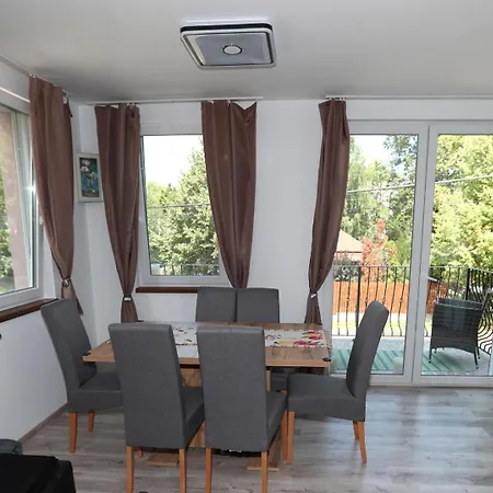 Four Flowers Apartmán Siófok